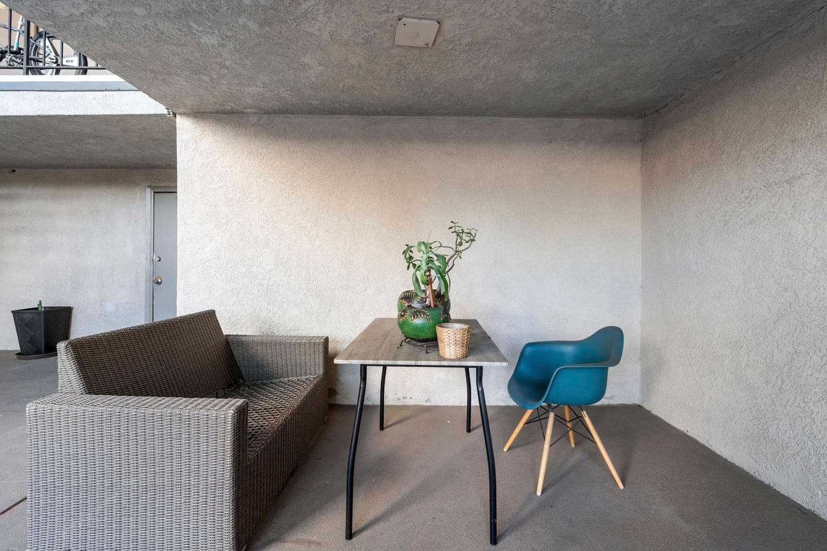 Van Nuys Apartment: 7461 Hazeltine Ave