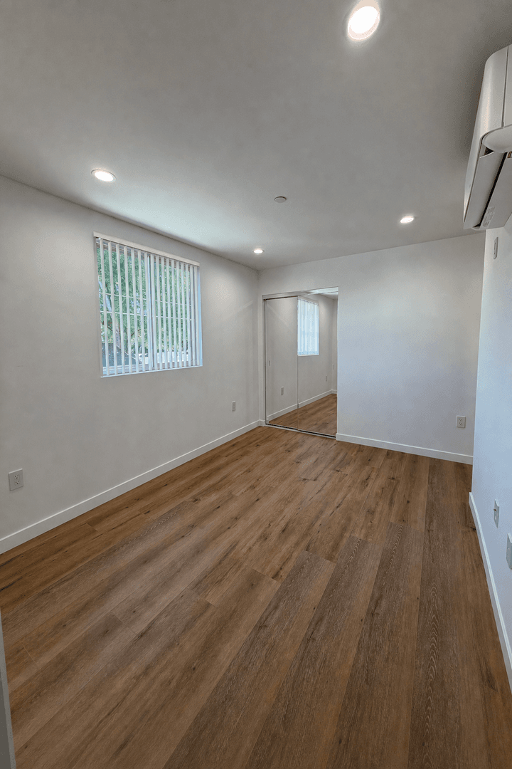West Hills Apartment: 6858-6860 Shoup Ave