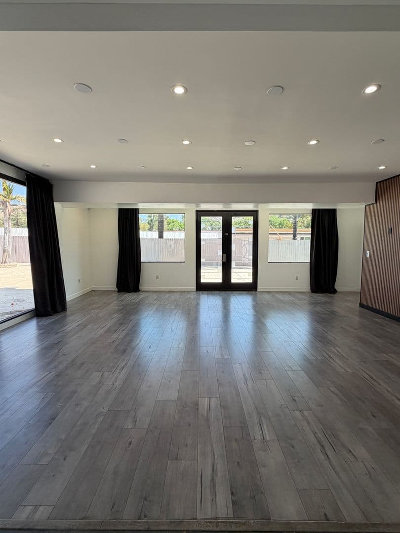 Sun Valley Apartment: 9040 Wildwood Ave