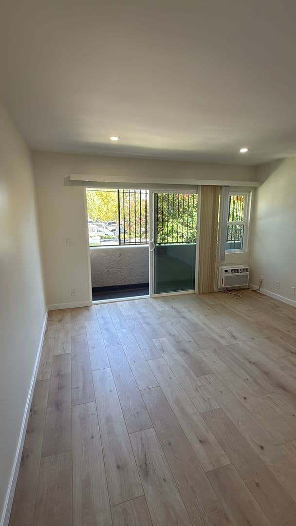 Van Nuys Apartment: 7461 Hazeltine Ave