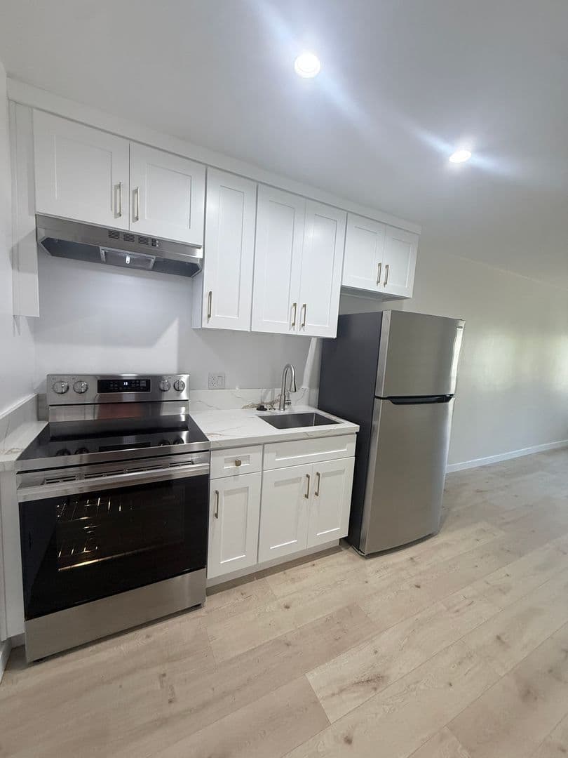 Van Nuys Apartment: 7461 Hazeltine Ave