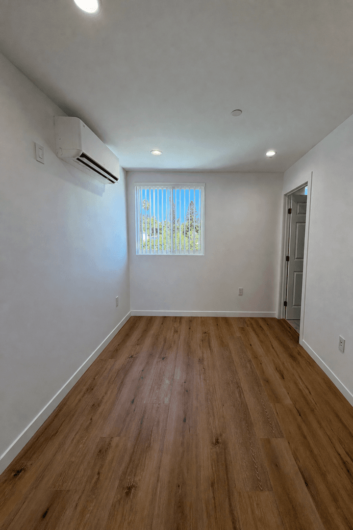 West Hills Apartment: 6858-6860 Shoup Ave