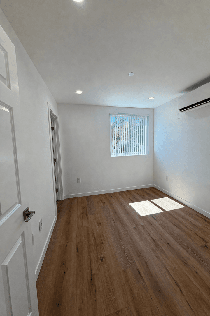 West Hills Apartment: 6858-6860 Shoup Ave