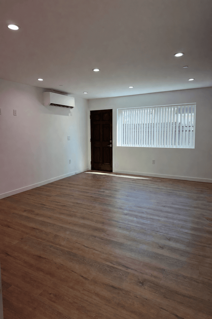 West Hills Apartment: 6858-6860 Shoup Ave
