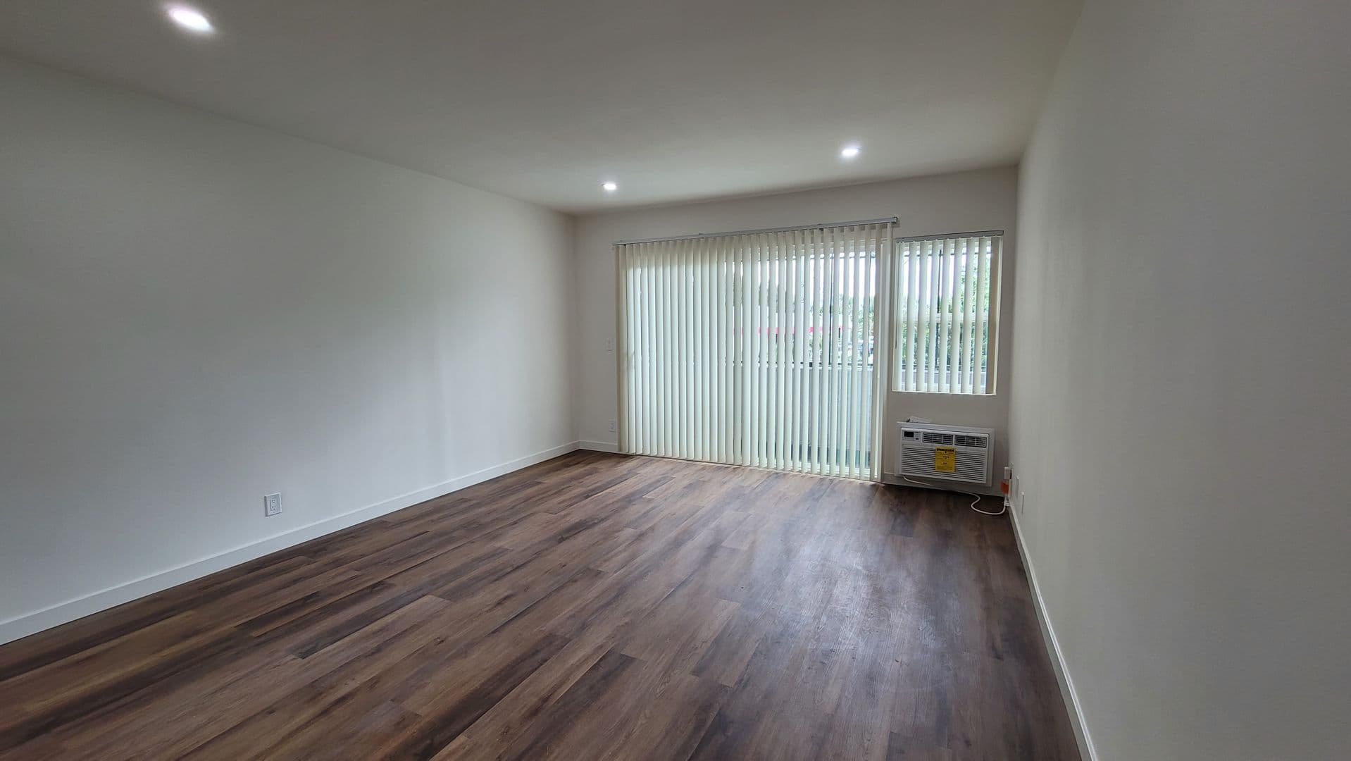 Van Nuys Apartment: 7461 Hazeltine Ave