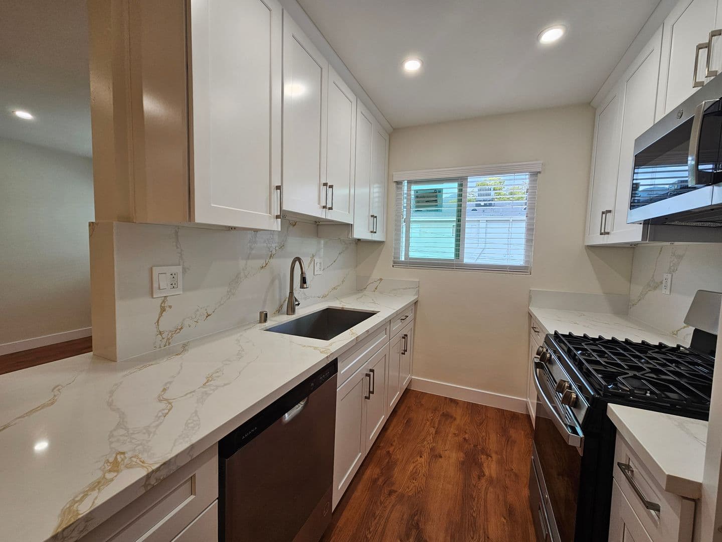 Burbank Apartment: 561 East Orange Grove Avenue