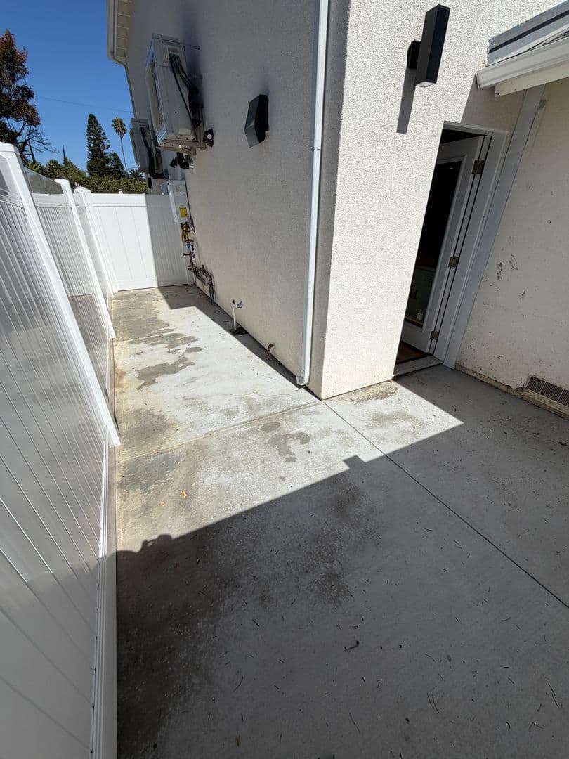 West Hills Apartment: 6858-6860 Shoup Ave