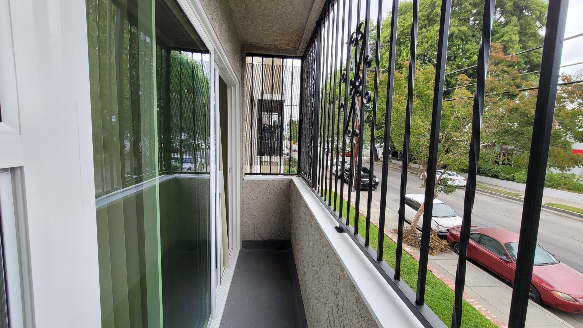 Van Nuys Apartment: 7461 Hazeltine Ave