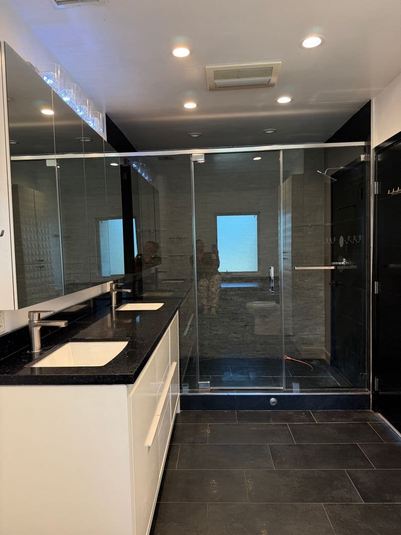 Sun Valley Apartment: 9040 Wildwood Ave