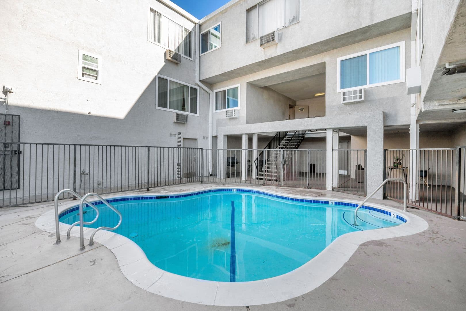 Van Nuys Apartment: 7461 Hazeltine Ave