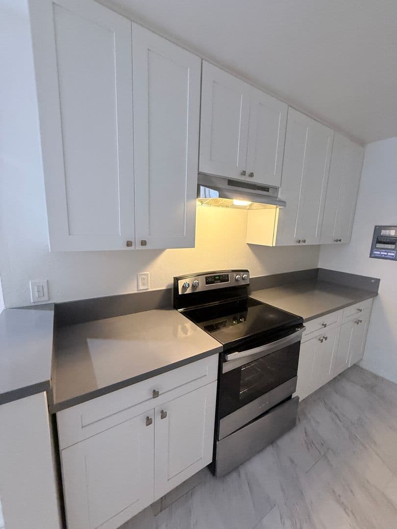Van Nuys Apartment: 7461 Hazeltine Ave