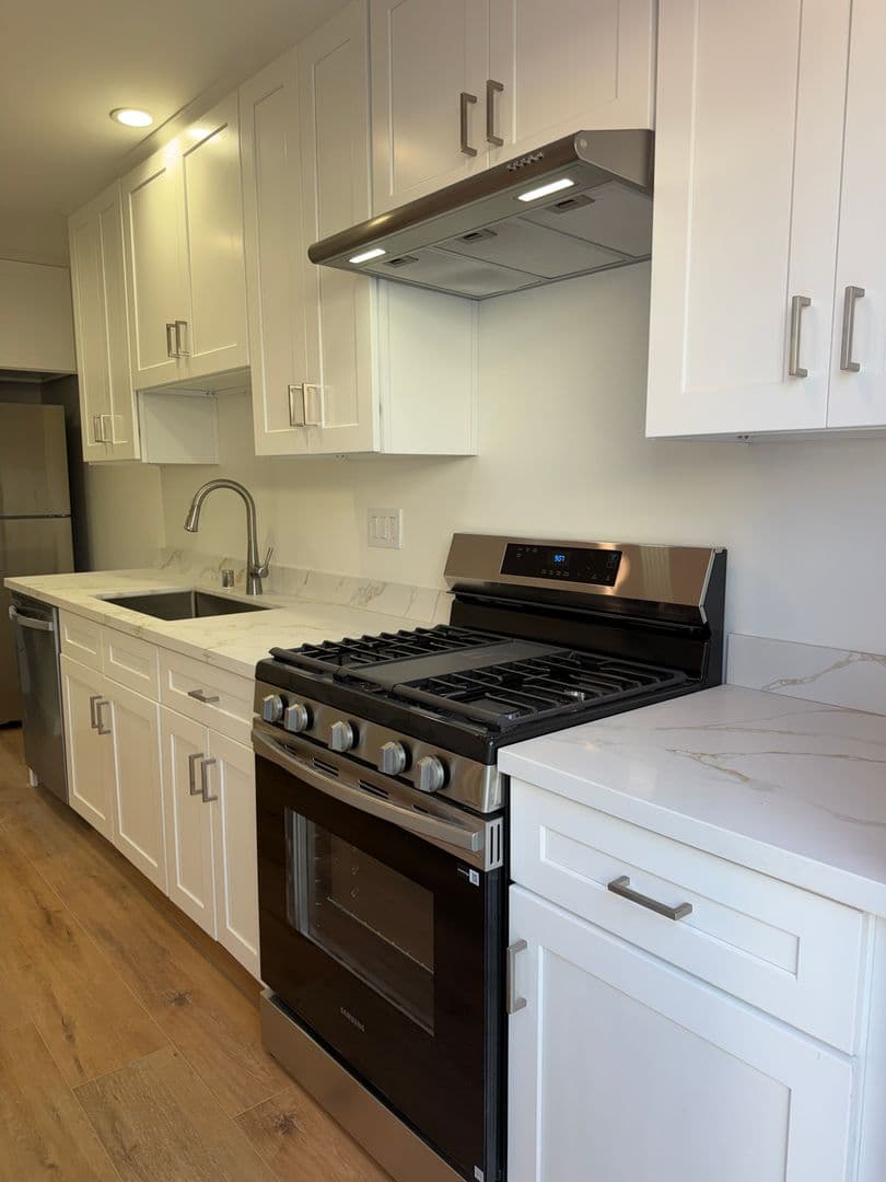 West Hills Apartment: 6858-6860 Shoup Ave