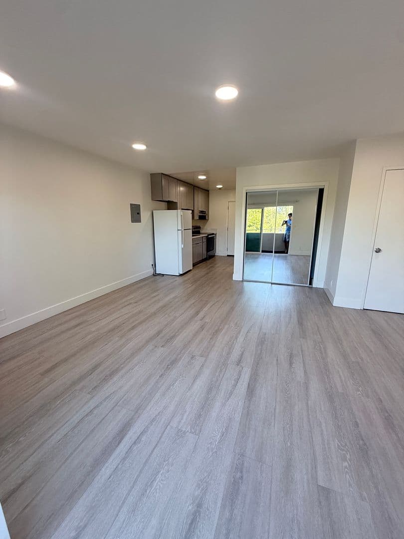 Van Nuys Apartment: 7461 Hazeltine Ave
