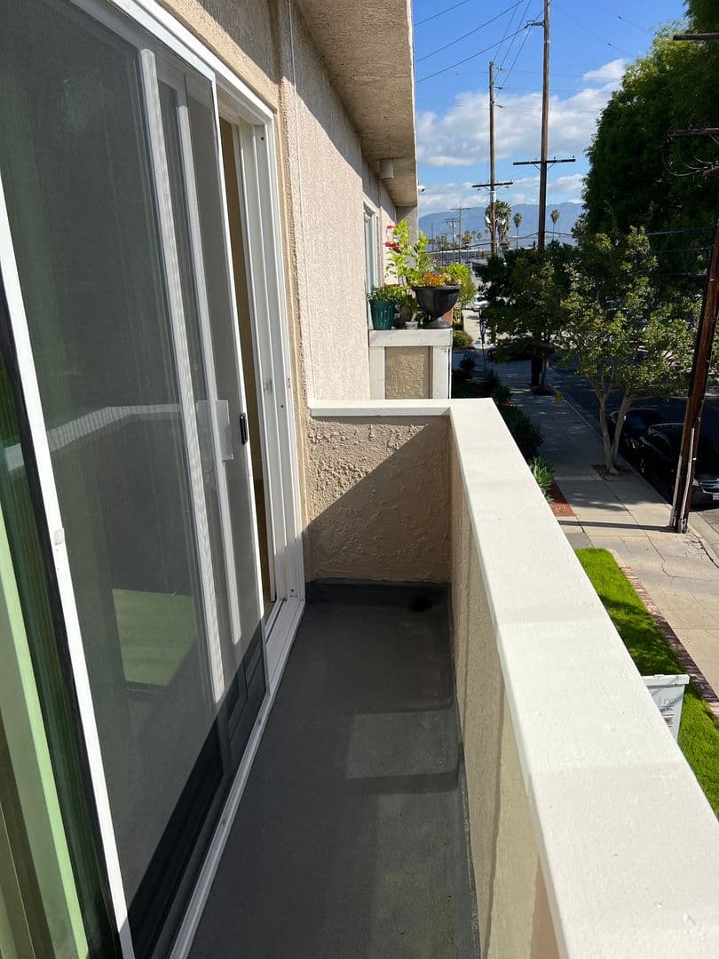 Van Nuys Apartment: 7461 Hazeltine Ave