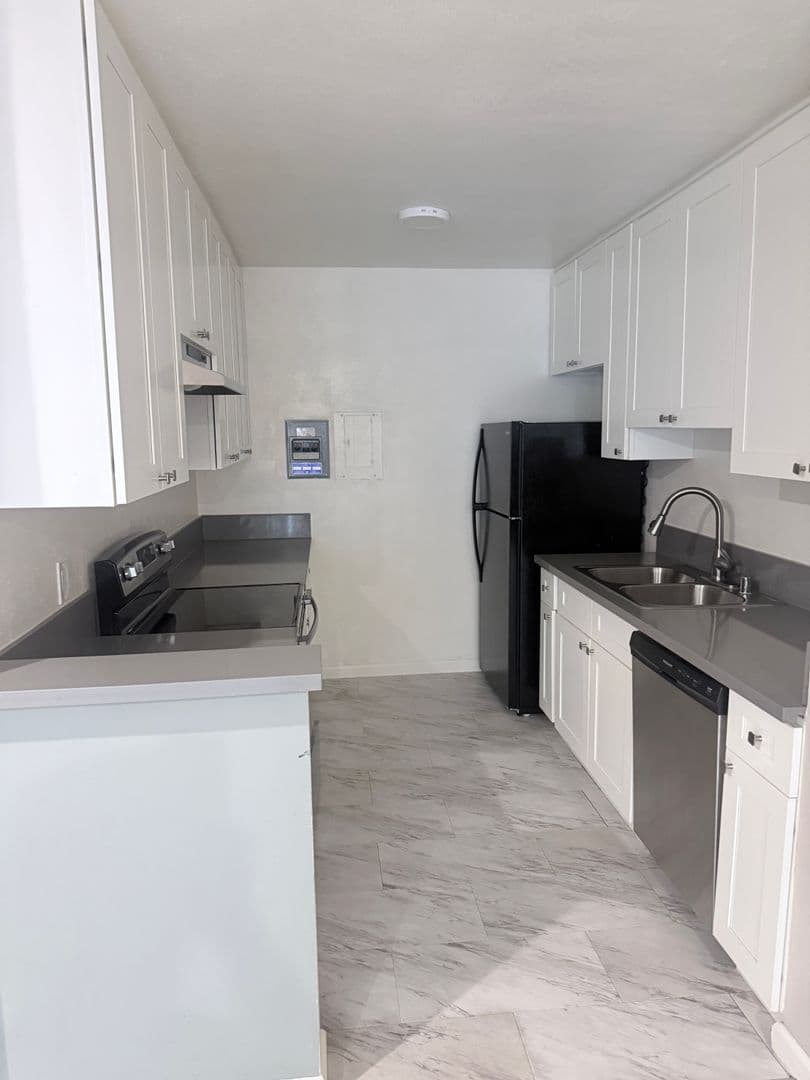 Van Nuys Apartment: 7461 Hazeltine Ave