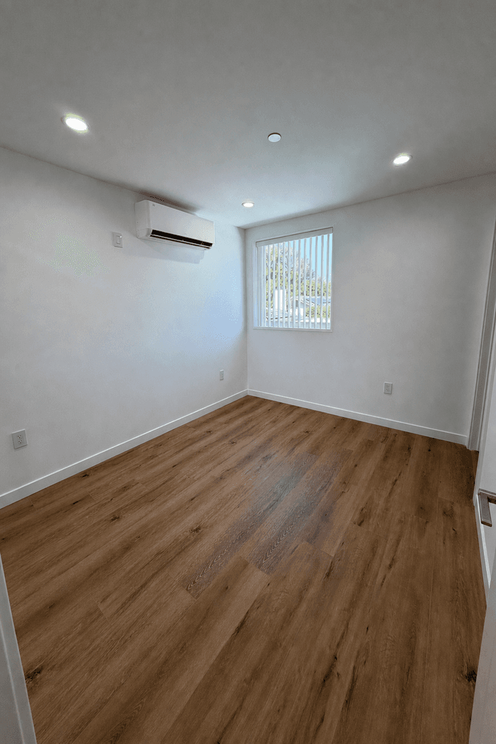 West Hills Apartment: 6858-6860 Shoup Ave