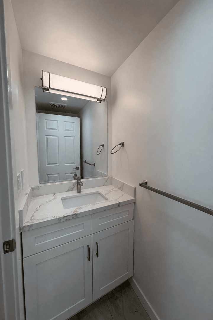 West Hills Apartment: 6858-6860 Shoup Ave