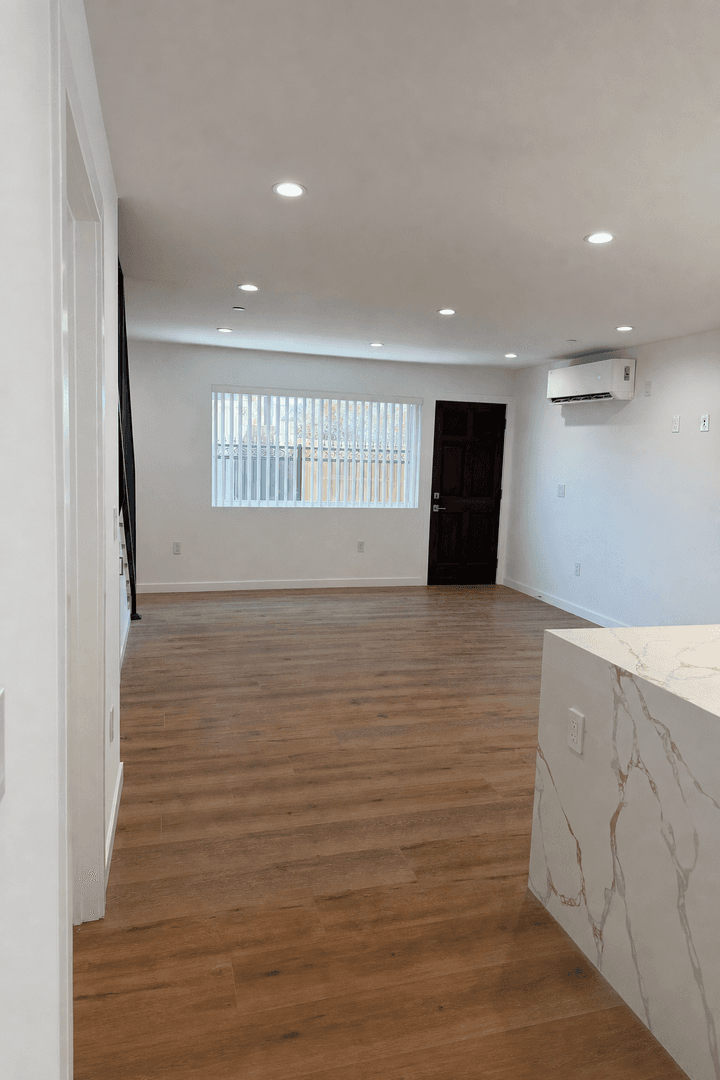 West Hills Apartment: 6858-6860 Shoup Ave