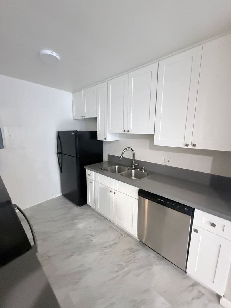 Van Nuys Apartment: 7461 Hazeltine Ave