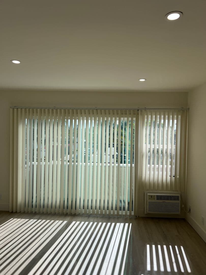 Van Nuys Apartment: 7461 Hazeltine Ave
