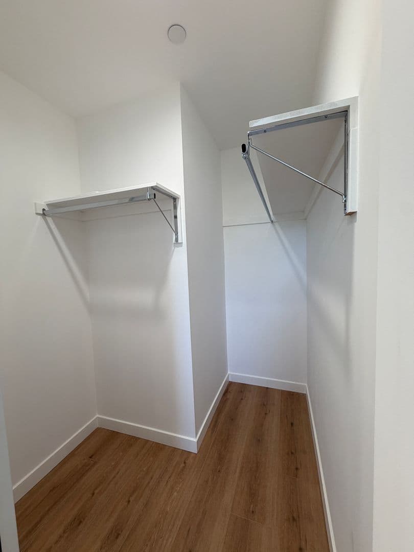 West Hills Apartment: 6858-6860 Shoup Ave