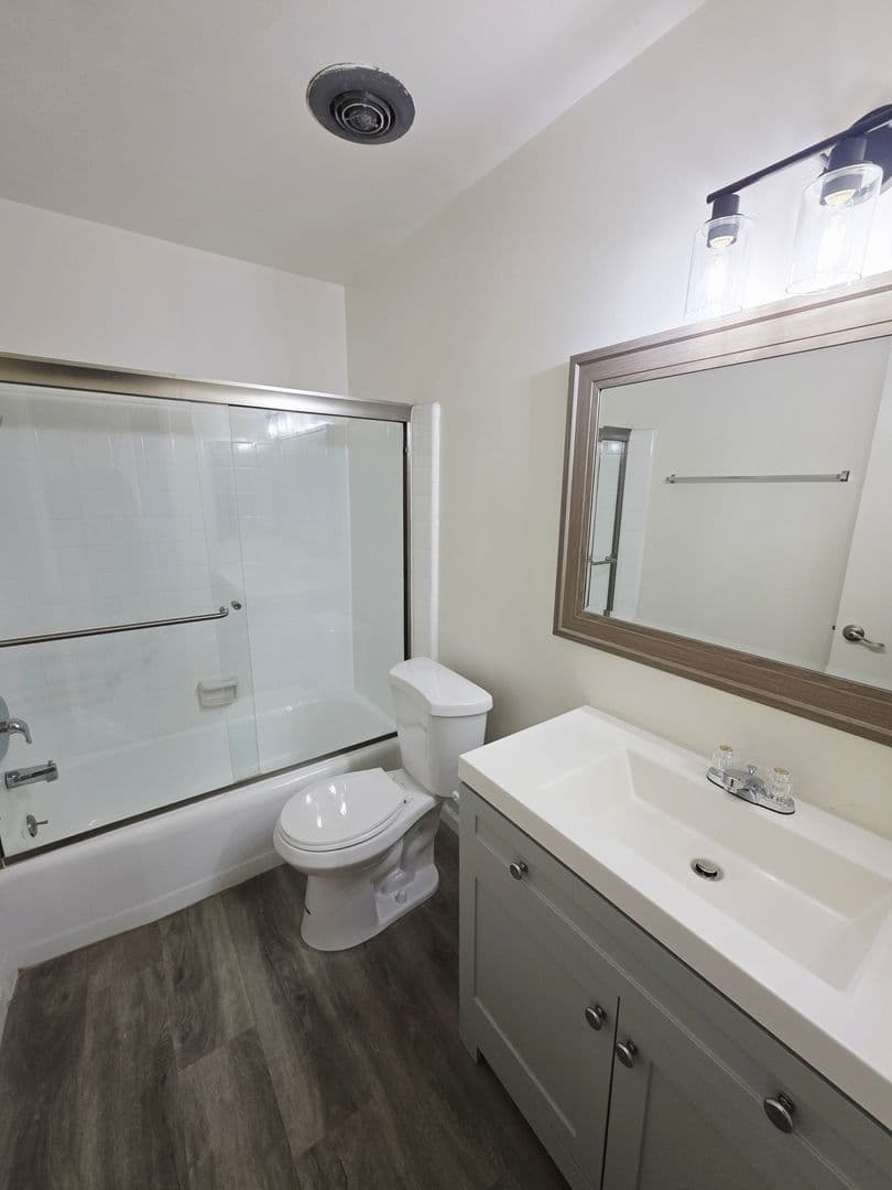 Northridge Apartment: 18521 Prairie St
