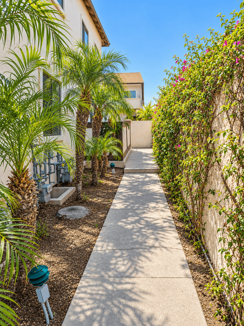 Northridge Apartment: 18521 Prairie St