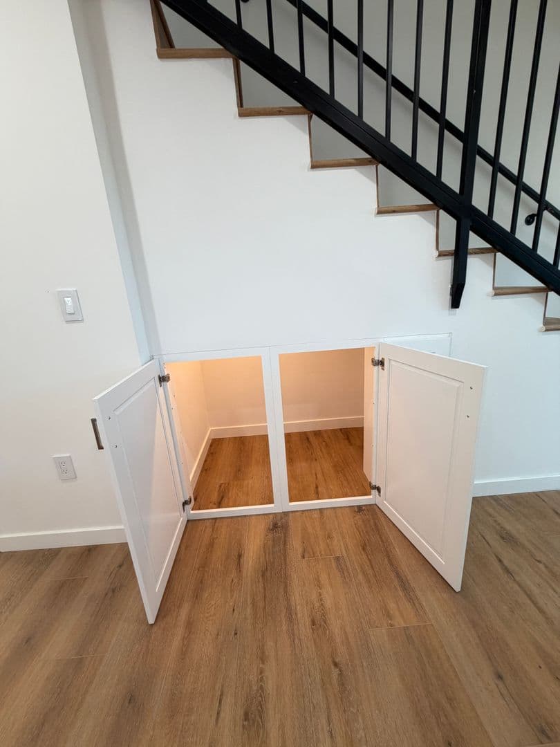 West Hills Apartment: 6858-6860 Shoup Ave