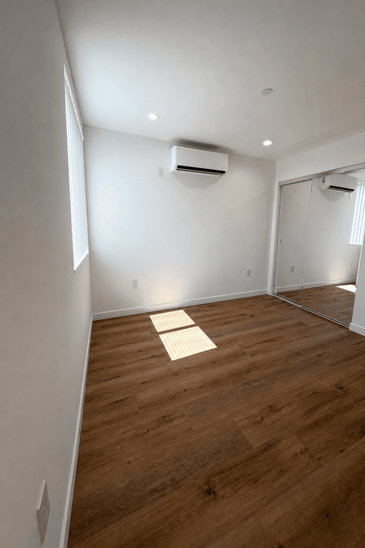 West Hills Apartment: 6858-6860 Shoup Ave
