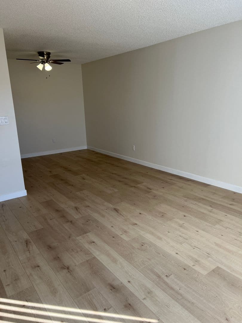 Glendale Apartment: 1144 1-4, 1148 5-8 Rosedale Ave