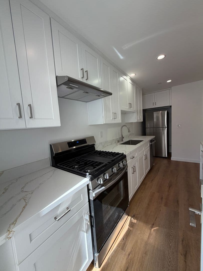 West Hills Apartment: 6858-6860 Shoup Ave