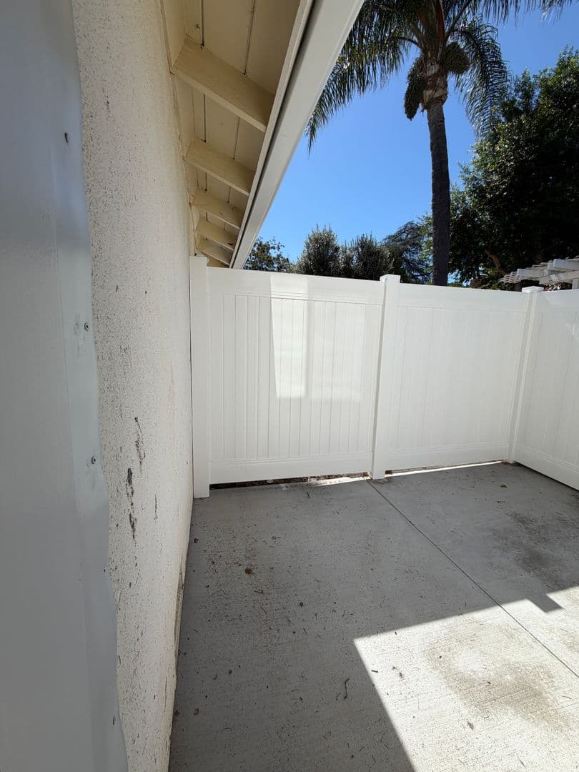West Hills Apartment: 6858-6860 Shoup Ave