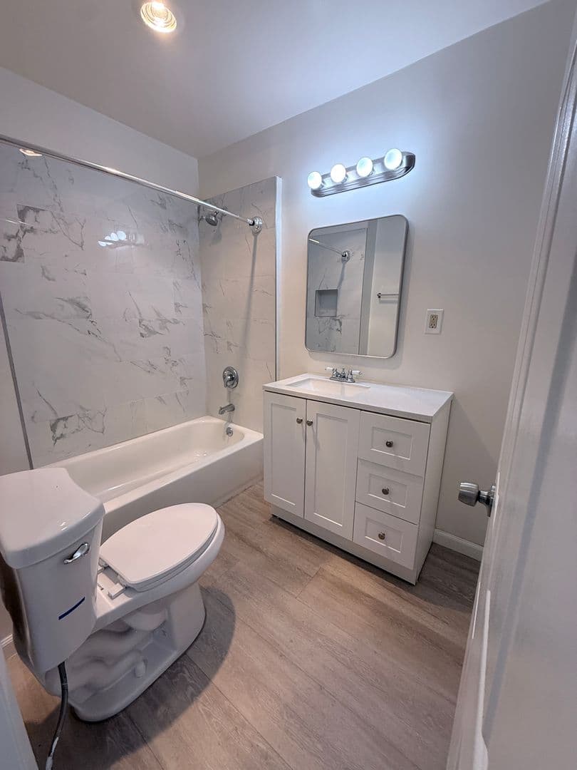 Van Nuys Apartment: 7461 Hazeltine Ave