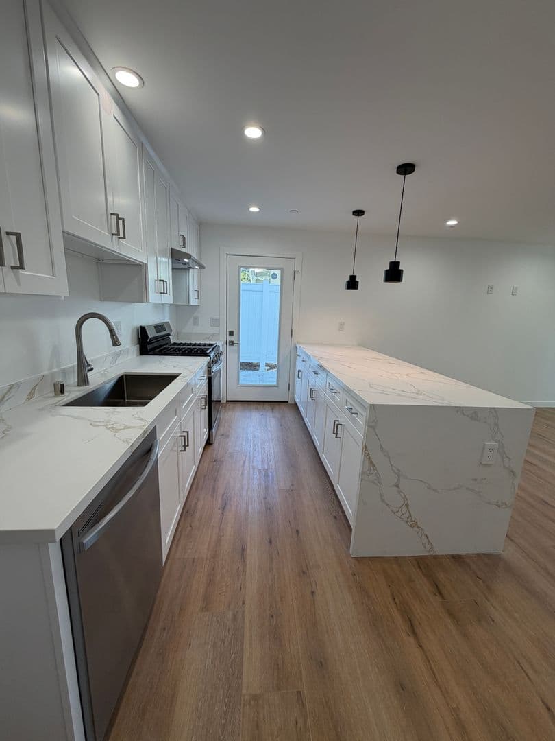 West Hills Apartment: 6858-6860 Shoup Ave