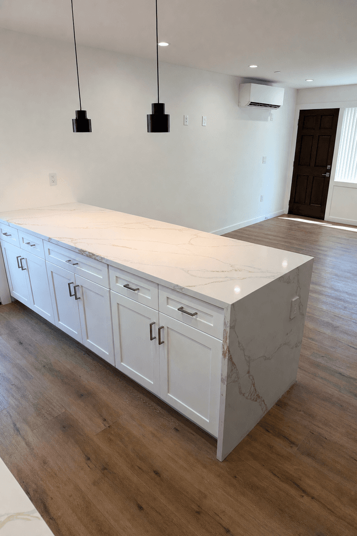 West Hills Apartment: 6858-6860 Shoup Ave