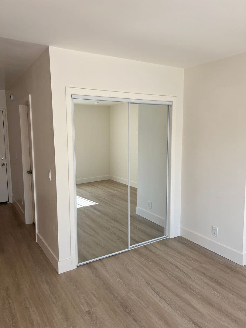 Van Nuys Apartment: 7461 Hazeltine Ave