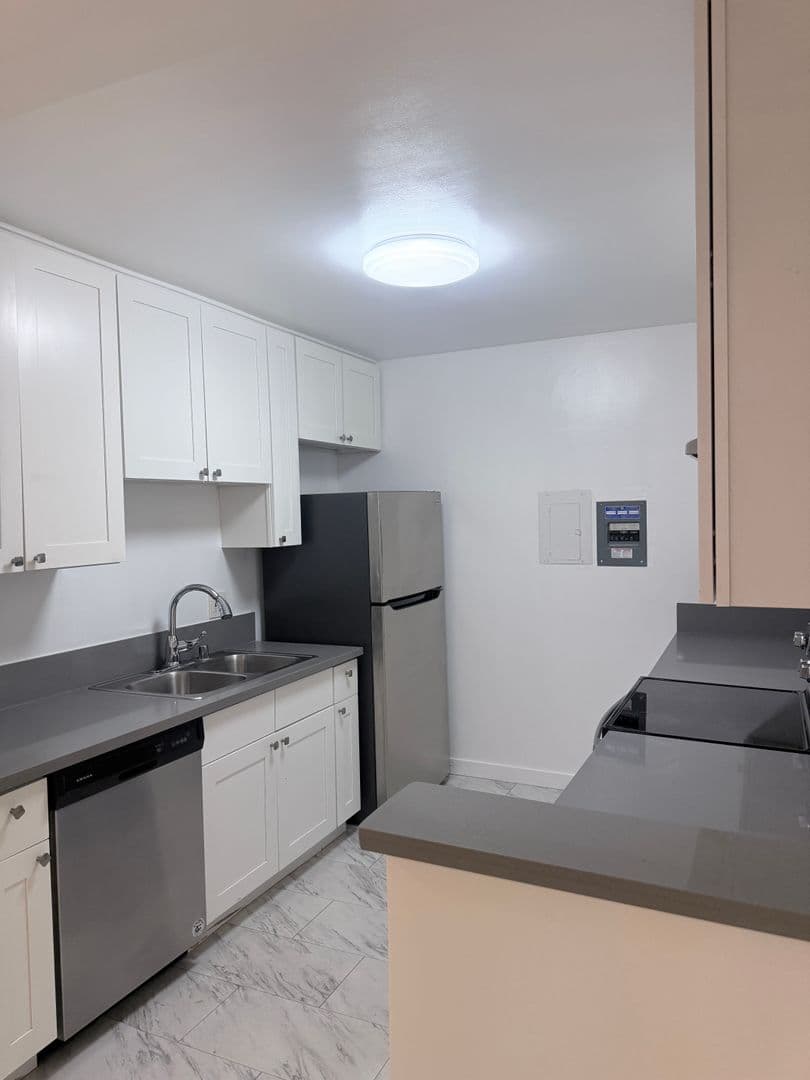 Van Nuys Apartment: 7461 Hazeltine Ave
