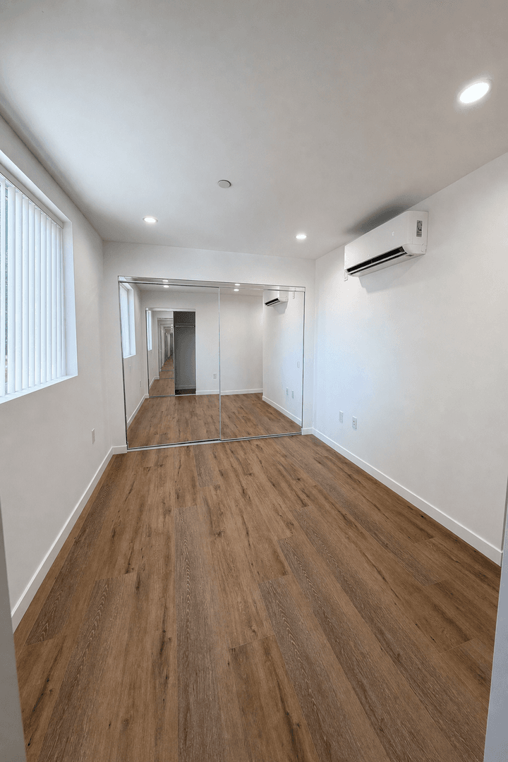 West Hills Apartment: 6858-6860 Shoup Ave