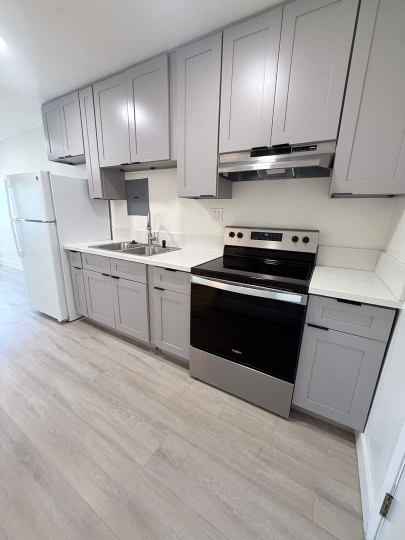 Van Nuys Apartment: 7461 Hazeltine Ave