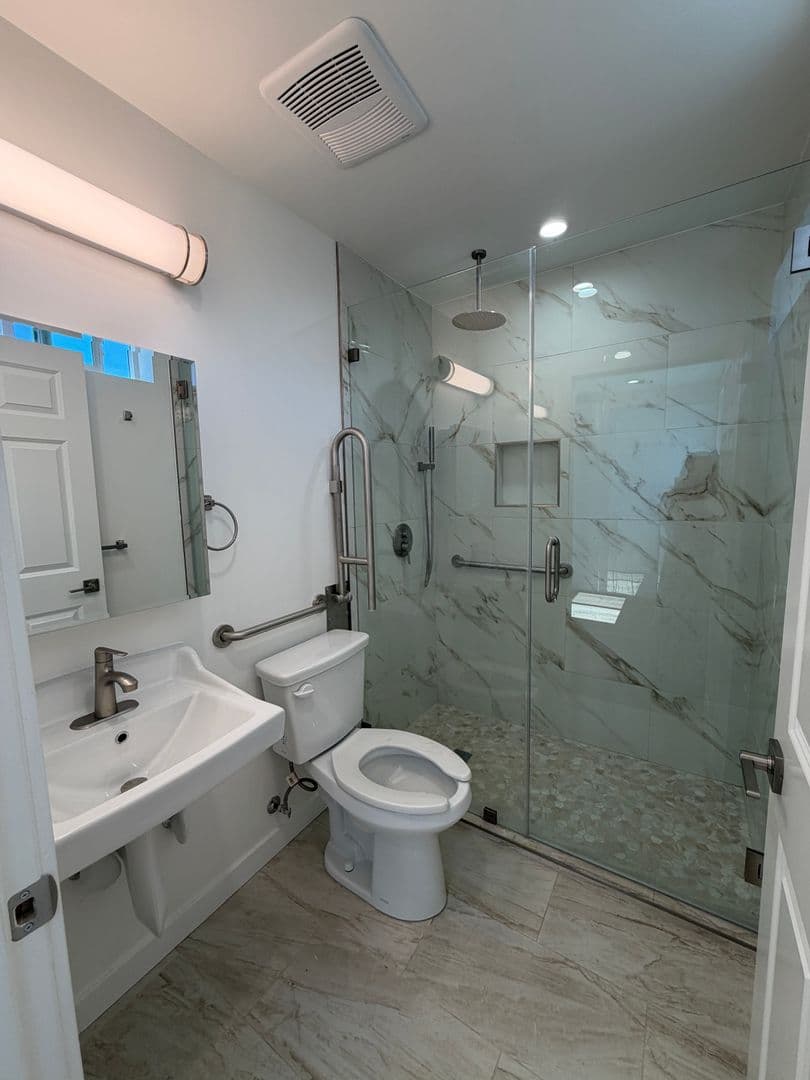 West Hills Apartment: 6858-6860 Shoup Ave