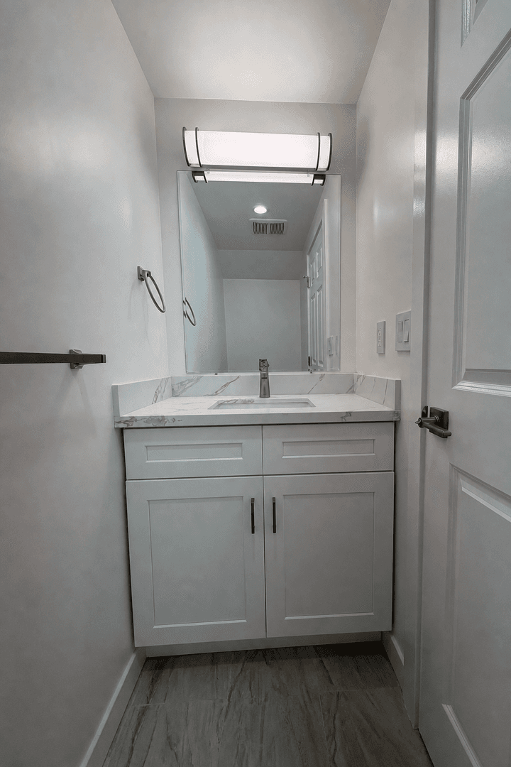West Hills Apartment: 6858-6860 Shoup Ave