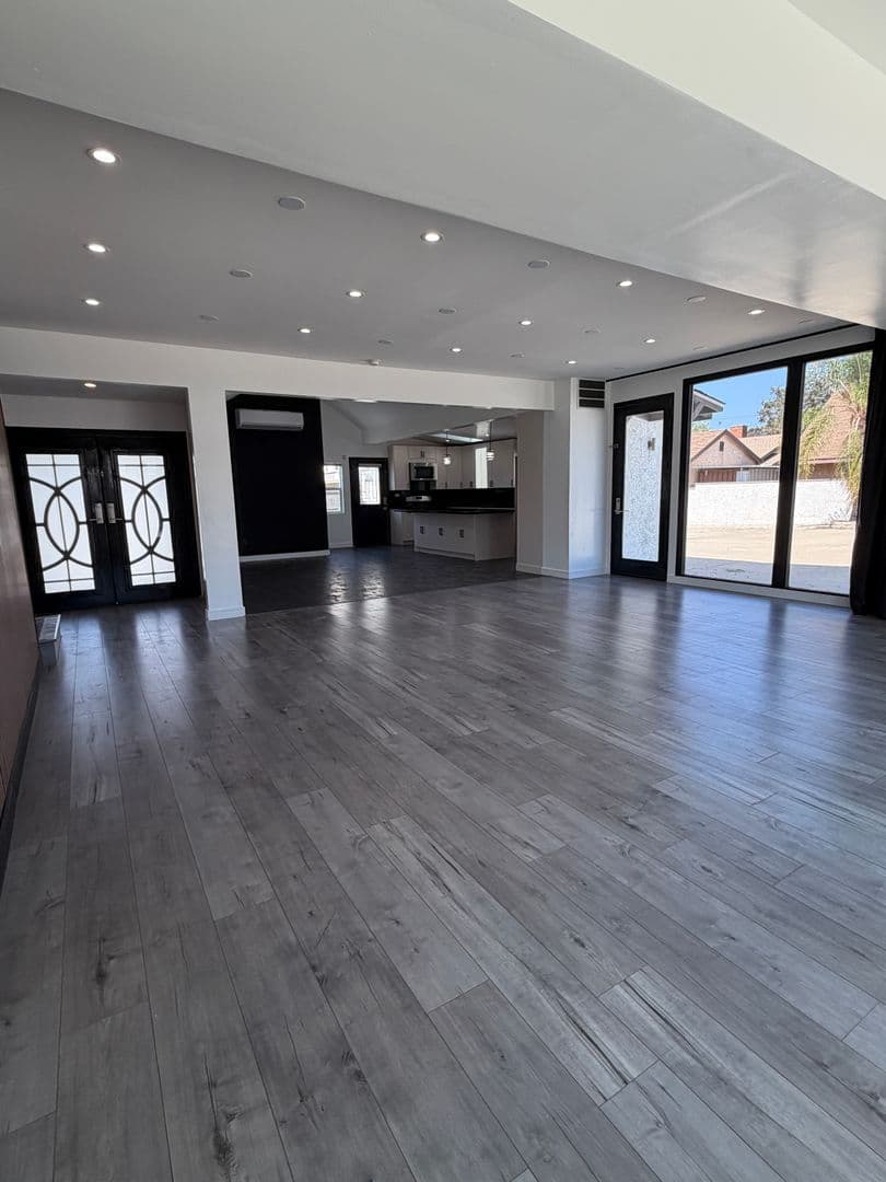 Sun Valley Apartment: 9040 Wildwood Ave