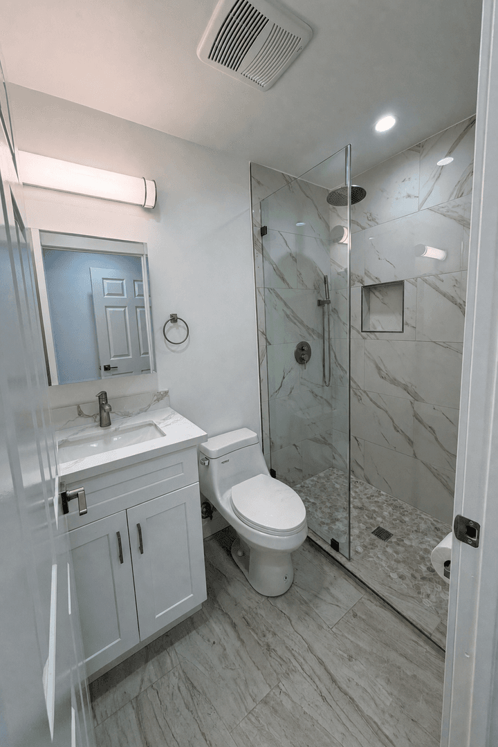 West Hills Apartment: 6858-6860 Shoup Ave