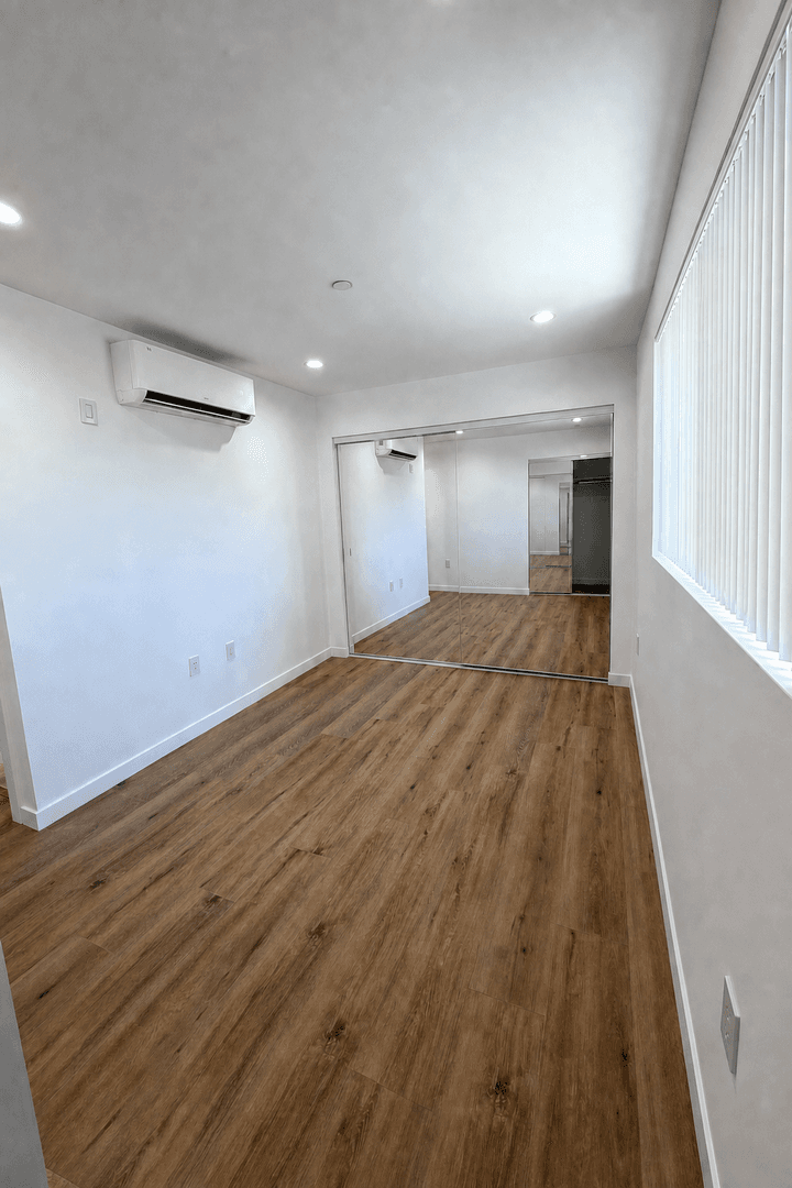 West Hills Apartment: 6858-6860 Shoup Ave