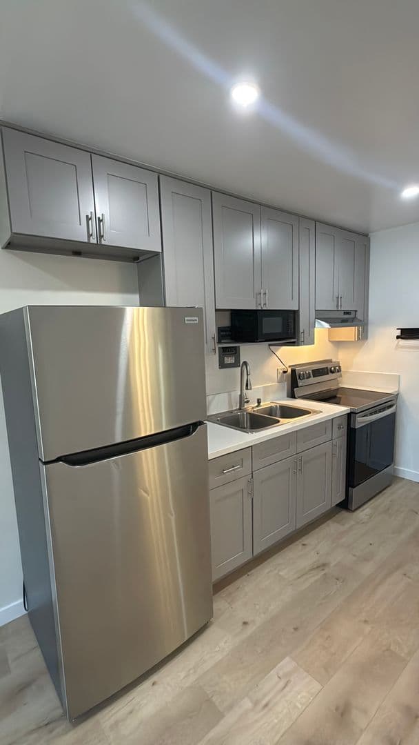 Van Nuys Apartment: 7461 Hazeltine Ave