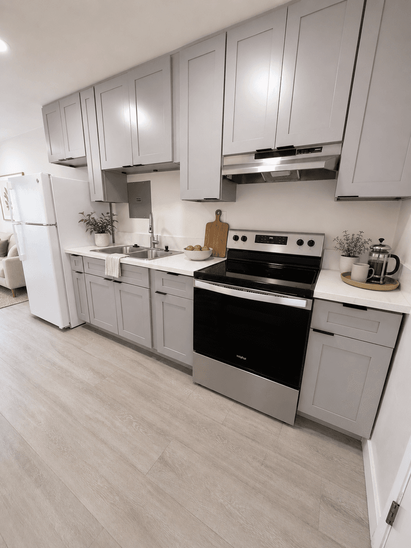 Van Nuys Apartment: 7461 Hazeltine Ave