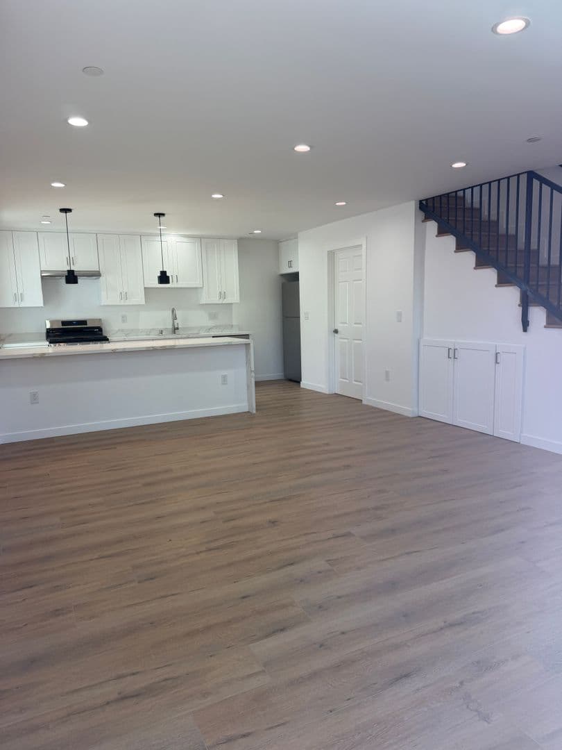 West Hills Apartment: 6858-6860 Shoup Ave