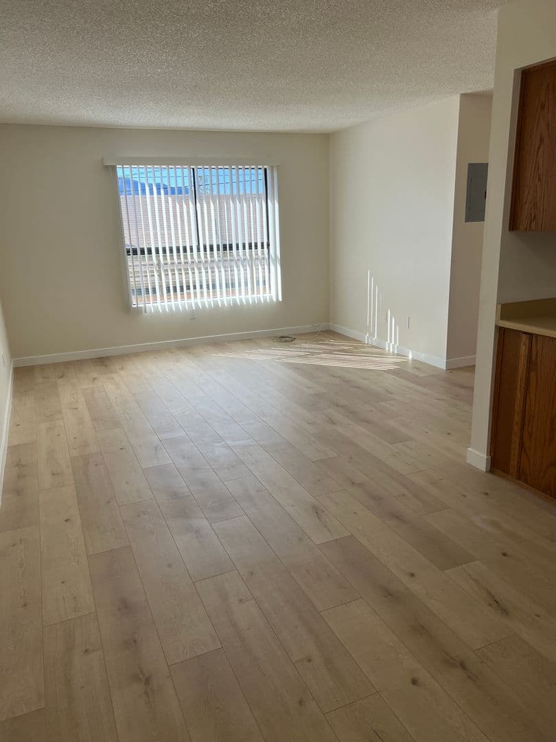 Glendale Apartment: 1144 1-4, 1148 5-8 Rosedale Ave