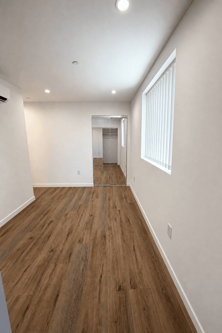West Hills Apartment: 6858-6860 Shoup Ave