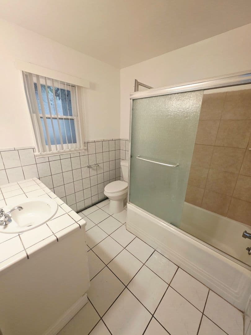 Glendale Apartment: 416 Fischer St.